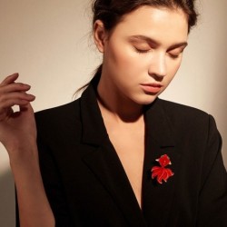 Peixinho dourado de cristal vermelho - broche elegante