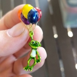 Sapo verde com balões coloridos - broche