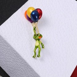 Sapo verde com balões coloridos - broche
