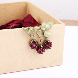 Broche de frutas com desenho de romã