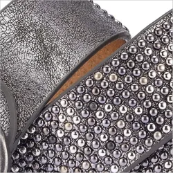 Cinto feminino punk de couro com rebites - fivela vintage para calça jeans.