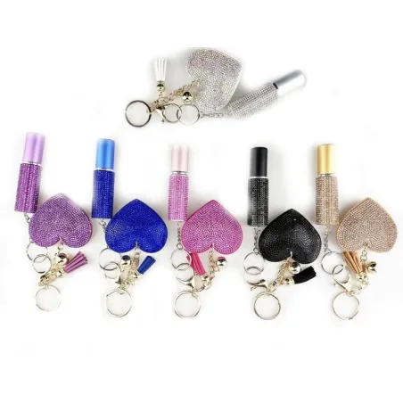 Chaveiro em formato de coração com diamante - com cordão estiloso e frasco de perfume pequeno.