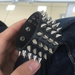 Pulseira de couro Stud Rivet de quatro linhas Unisex