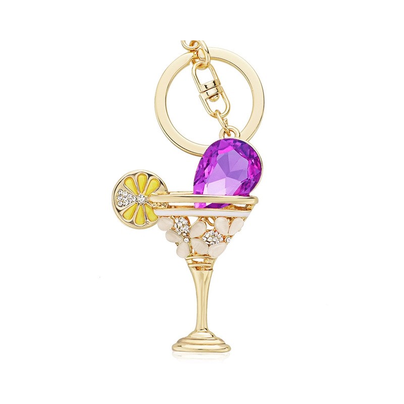 Copo de vidro de vinho e chaveiro de cristal de limão