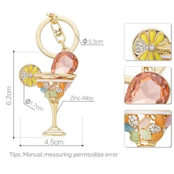 Copo de vidro de vinho e chaveiro de cristal de limão
