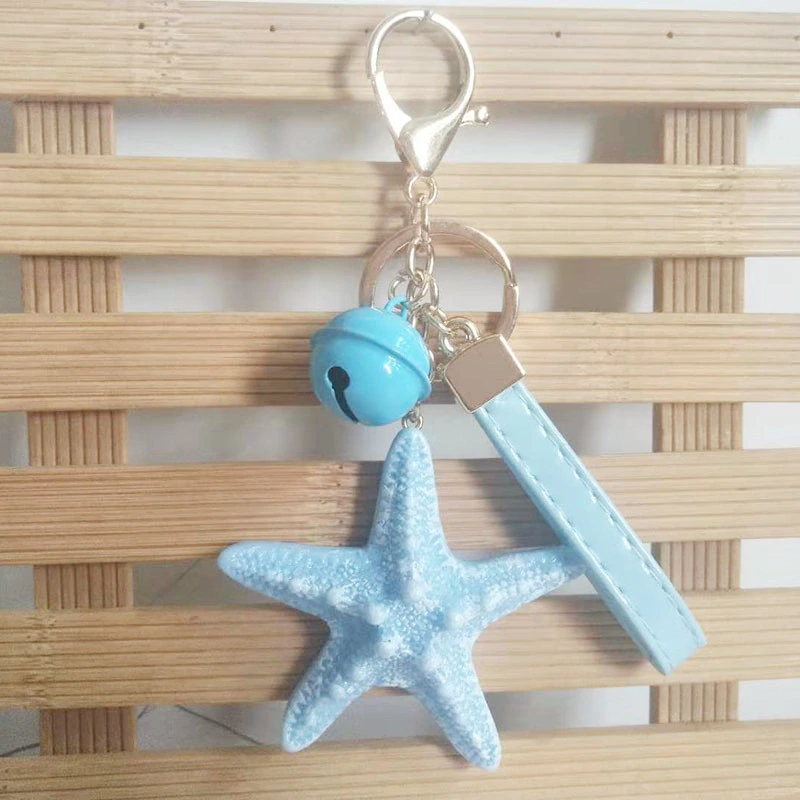 Chaveiro com estrelas-peixe e pérolas
