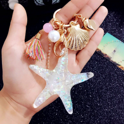 Chaveiro com estrelas-peixe e pérolas