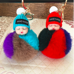 Boneca de bebê dormindo - chaveiro com pompom de pele