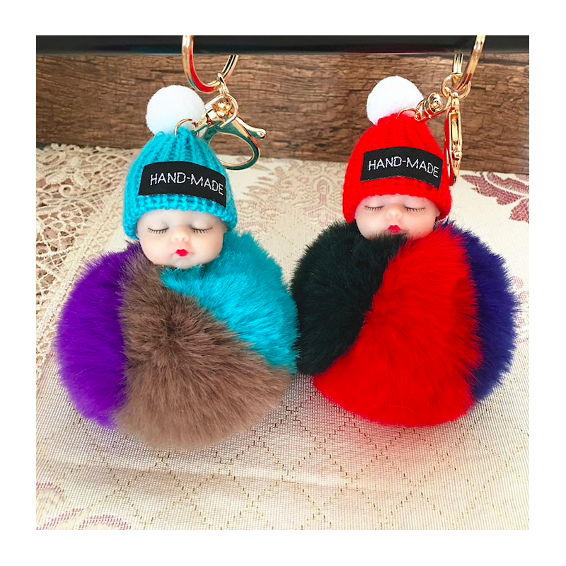 Boneca de bebê dormindo - chaveiro com pompom de pele