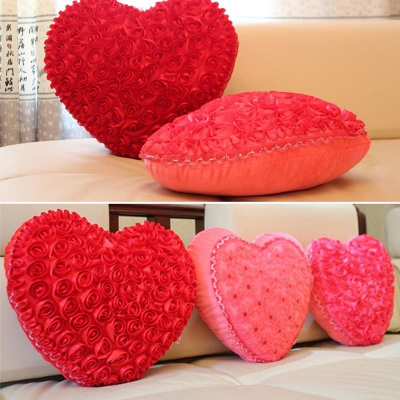 Travesseiro em forma de coração com rosas
