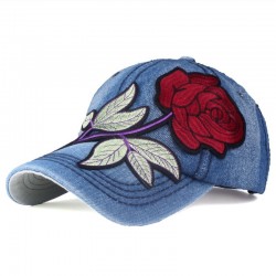 Jeans boné de beisebol com rosa vermelha