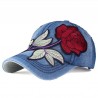 Jeans boné de beisebol com rosa vermelha