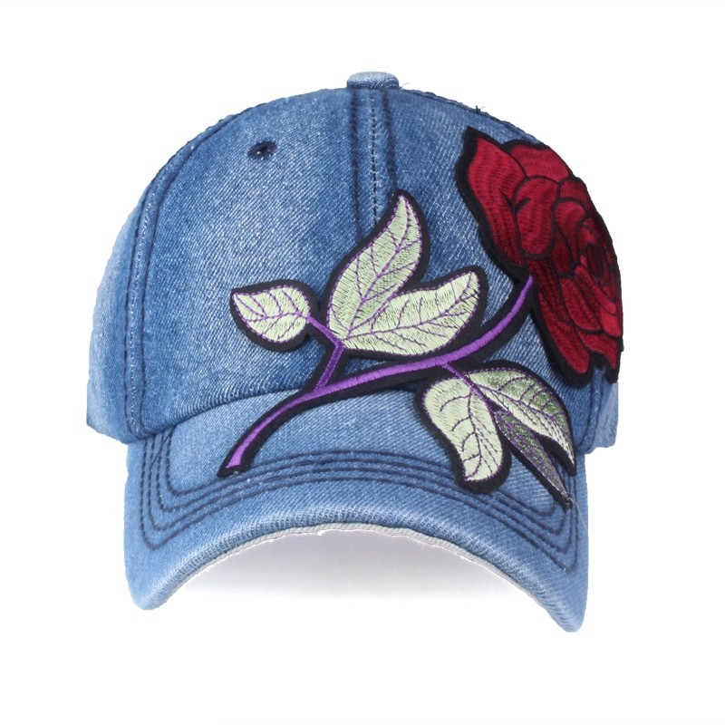Jeans boné de beisebol com rosa vermelha