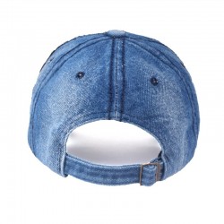 Jeans boné de beisebol com rosa vermelha