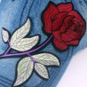 Jeans boné de beisebol com rosa vermelha