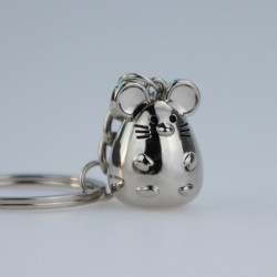 Chaveiro de metal com um mouse